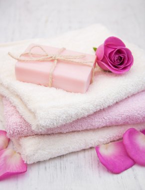 Banyo Havlu ve sabun ile pembe güller