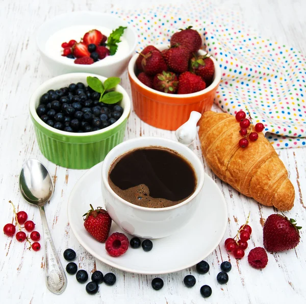 Färska bär, kaffe och croissant — Stockfoto