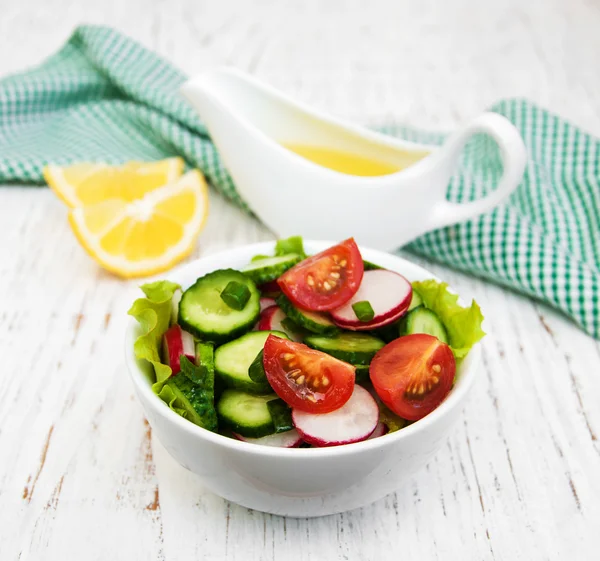 Spring salad with tomato, cucumbers and radish — Stock Photo, Image