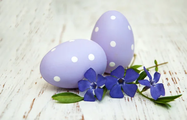 Periwinkle y huevos de pascua — Foto de Stock