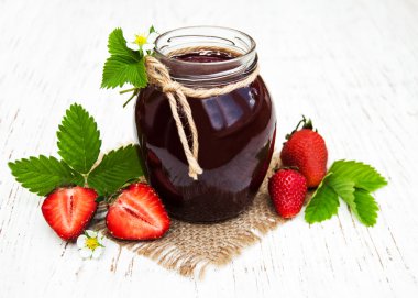 Çilek reçeli ve taze çilek.