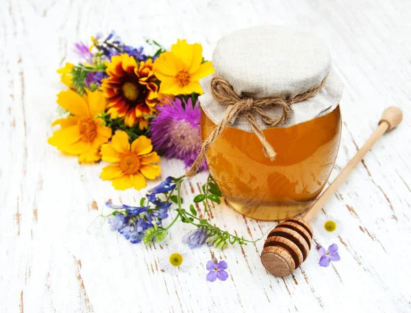 Miel y flores silvestres — Foto de Stock