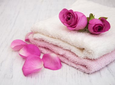 Pembe Gül ile banyo havlusu