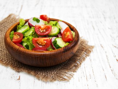 Bahar salatası salatalık ve turp