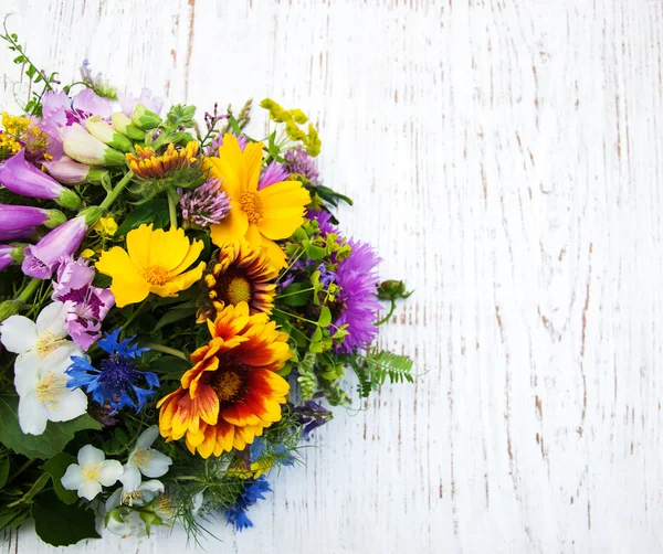 Wildblumen auf einem Tisch — Stockfoto