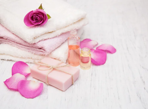 Πετσέτες μπάνιου, σαπούνι με ροζ τριαντάφυλλα — Φωτογραφία Αρχείου