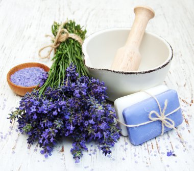 Spa Ürünleri ve lavanta çiçekleri 