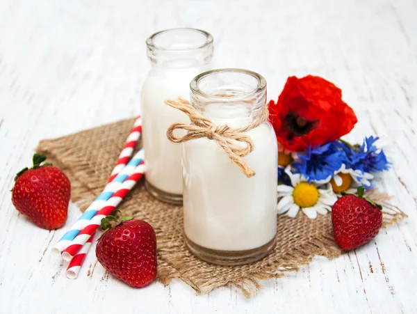 Milch und Erdbeeren — Stockfoto