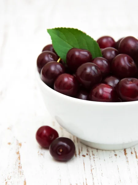 Bowl with cherries — Stock Photo, Image