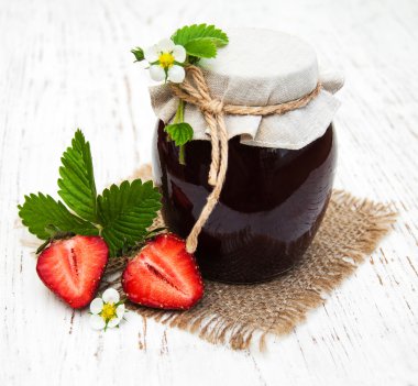 Çilek reçeli ve taze çilek.