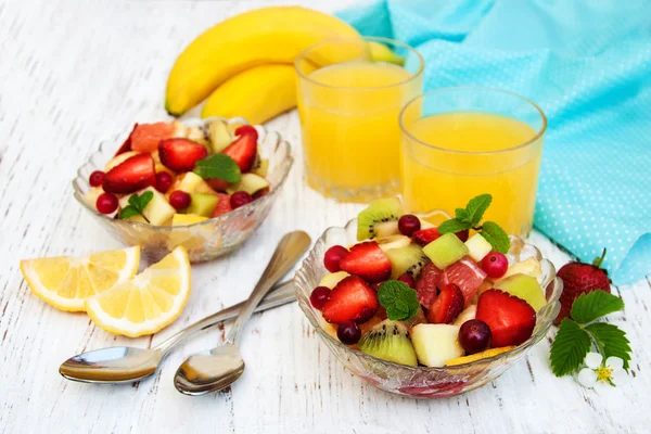 Salat mit frischen Früchten — Stockfoto