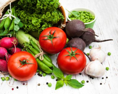 bir tabloda çeşitli sebzeler