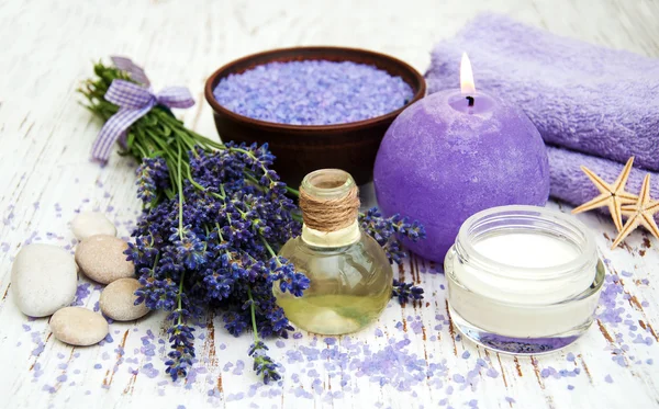 Lavendel, zeezout en kaars — Stockfoto
