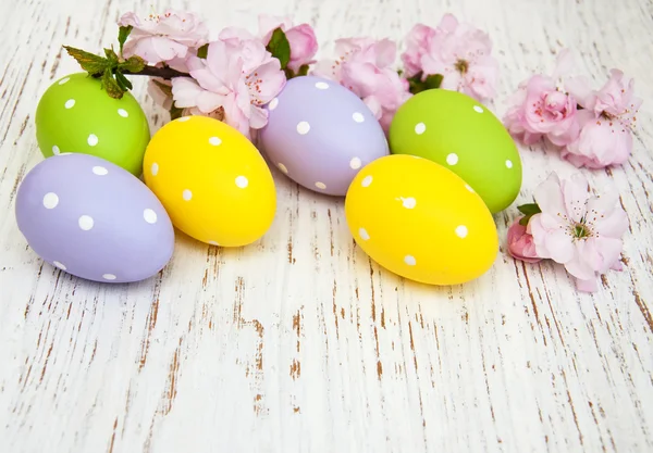 Velikonoční vajíčka a třešní a květu — Stock fotografie