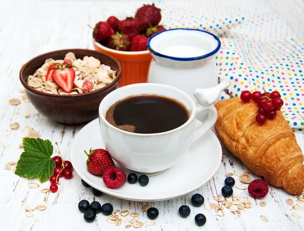 Taze meyve, kahve ve kruvasan — Stok fotoğraf