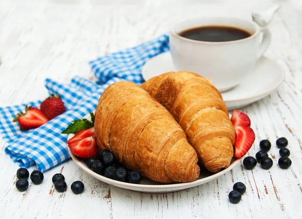 Färska bär, kaffe och croissant — Stockfoto