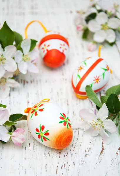 Velikonoční vejce s květy — Stock fotografie