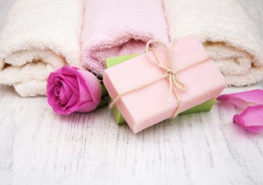 Banyo Havlu ve sabun ile pembe güller