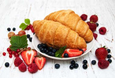 Taze meyveleri ve kruvasan