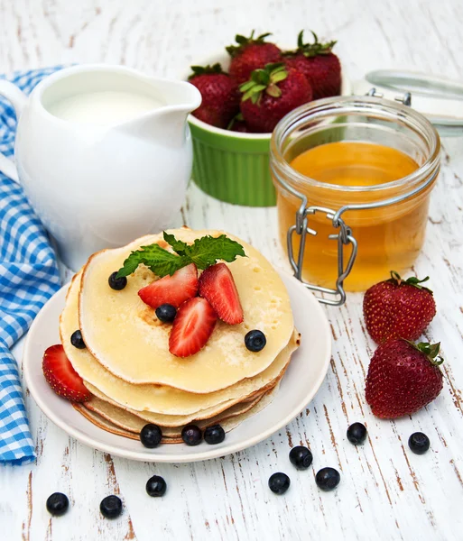 Panqueques y bayas frescas — Foto de Stock