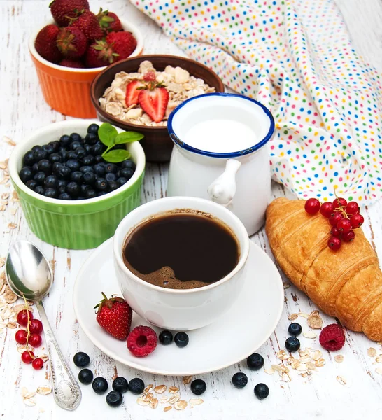 Färska bär, kaffe och croissant — Stockfoto