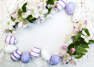 Paskalya yumurtaları ve tebrik kartı
