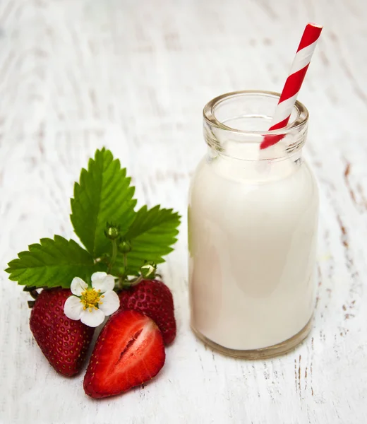 Milch und Erdbeeren — Stockfoto