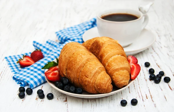 Bayas frescas, café y croissant —  Fotos de Stock