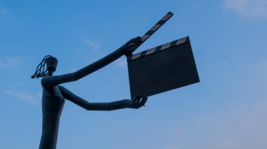 Mankenler mavi gökyüzü arkaplanlı film tutuyorlar.