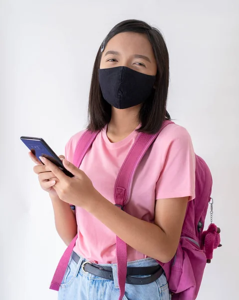Studente Con Maschera Viso Con Smartphone Indossare Camicia Rosa Sfondo — Foto Stock