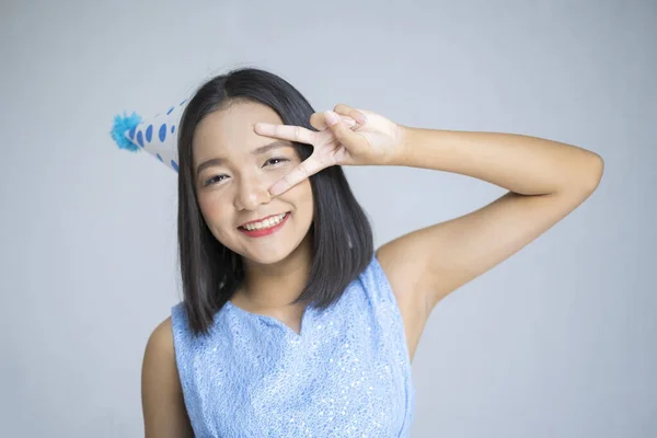 Menina Feliz Usar Vestido Azul Chapéu Festa Com Fundo Branco — Fotografia de Stock