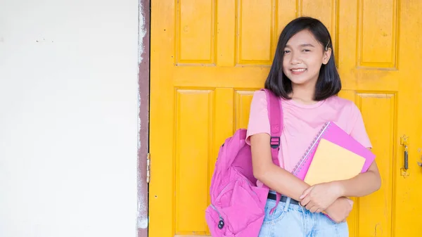 Estudante Retrato Jovem Fundo Porta Amarela Com Mochila Rosa Sorrindo — Fotografia de Stock