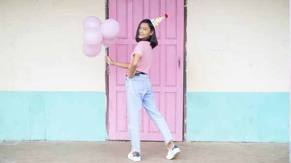 Pembe Balon Tutan Mutlu Genç Kız Pembe Gömlek Giyiyor Pembe — Stok fotoğraf
