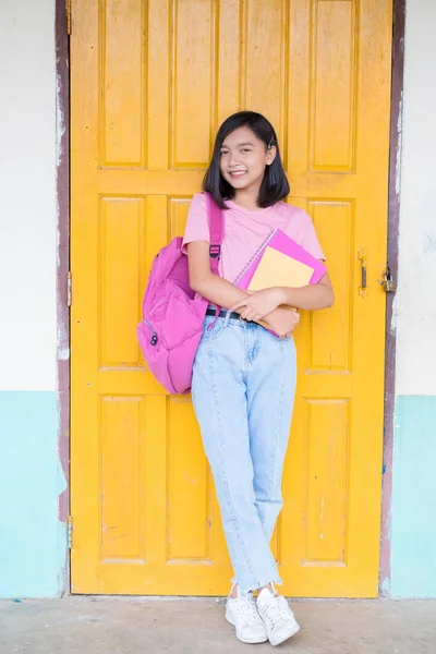 Πορτρέτο Φοιτητής Νεαρό Κορίτσι Κίτρινο Φόντο Πόρτα Ροζ Σακίδιο Χαμογελώντας — Φωτογραφία Αρχείου