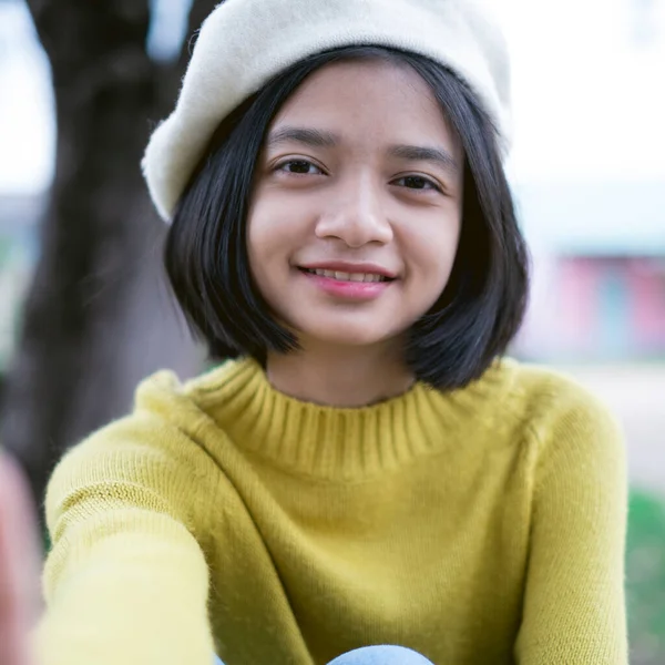 Ritratto Carino Giovane Ragazza Sorridente Indossare Cappello Acqua Salata Gialla — Foto Stock