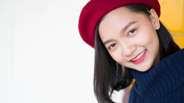 Kopfkurzes Porträt Glückliches Junges Mädchen Trägt Pullover Und Roten Hut — Stockfoto