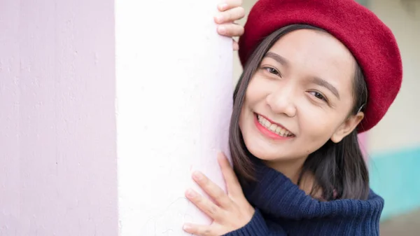 Headshort Ritratto Felice Ragazza Indossare Maglione Cappello Rosso — Foto Stock