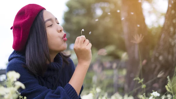 花の分野で美しいアジアの若い女の子 — ストック写真