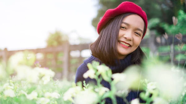 Belle Asiatique Jeune Fille Champ Fleurs — Photo