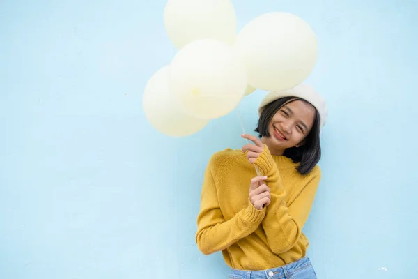 Mutlu Genç Kız Mavi Arka Planda Sarı Balonlar Tutuyor — Stok fotoğraf
