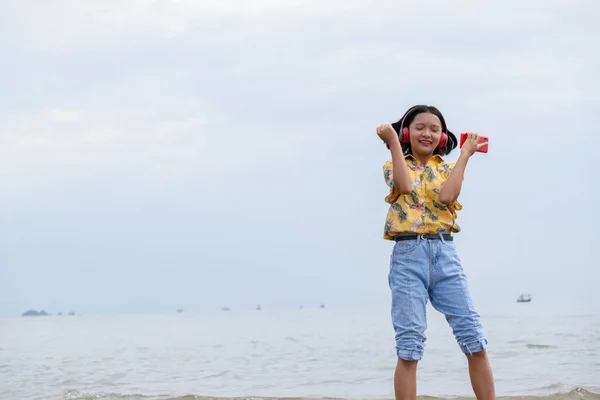 Ung Flicka Dansar Och Lyssnar Musik Vacker Strand Pranburi Prachuap — Stockfoto