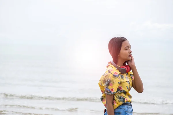 Asian Young Giel Listen Music Beautiful Sea — Stock Photo, Image