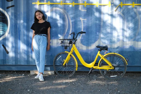 Portret Azjatki Młoda Dziewczyna Nosić Dżinsy Czarna Koszula Żółtym Rowerem — Zdjęcie stockowe