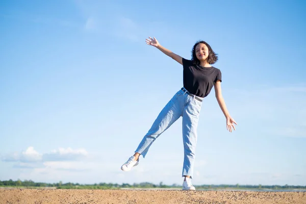 동양인 소녀는 셔츠를 하늘을 배경으로 — 스톡 사진