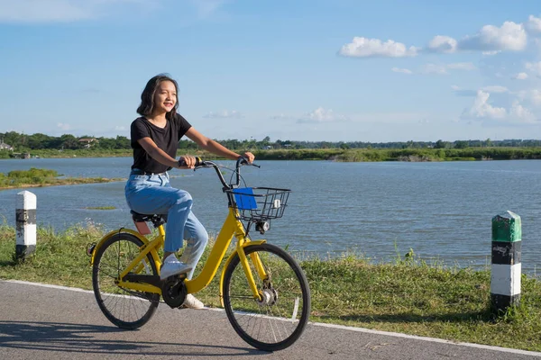Młoda Dziewczyna Nosić Czarną Koszulę Jean Rower Żółty Rower Drodze — Zdjęcie stockowe
