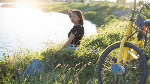 Azji Młoda Dziewczyna Nosić Czarny Koszula Dżinsy Siedzi Żółty Rower — Zdjęcie stockowe
