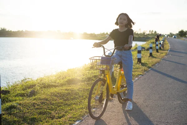 Azji Młoda Dziewczyna Siedzi Żółty Rower Drodze Prawie Rzeki — Zdjęcie stockowe