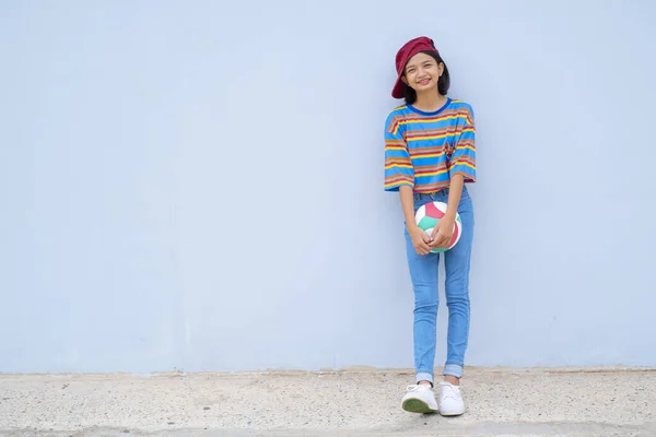 Азійська Дівчинка Носить Червоний Капелюх Джин Волейбол Стоячи Синім Фоном — стокове фото