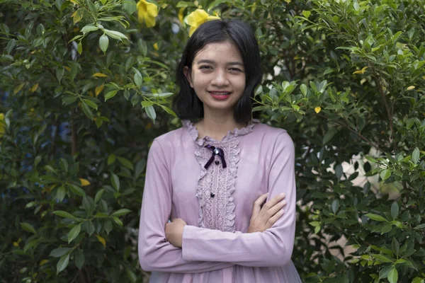 Retrato Chica Joven Feliz Usar Vestido Rosa Sonrisa Con Fondo —  Fotos de Stock