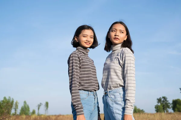 Zwei Junge Asiatische Mädchen Stehen Feldgras Mit Blauem Himmel — Stockfoto